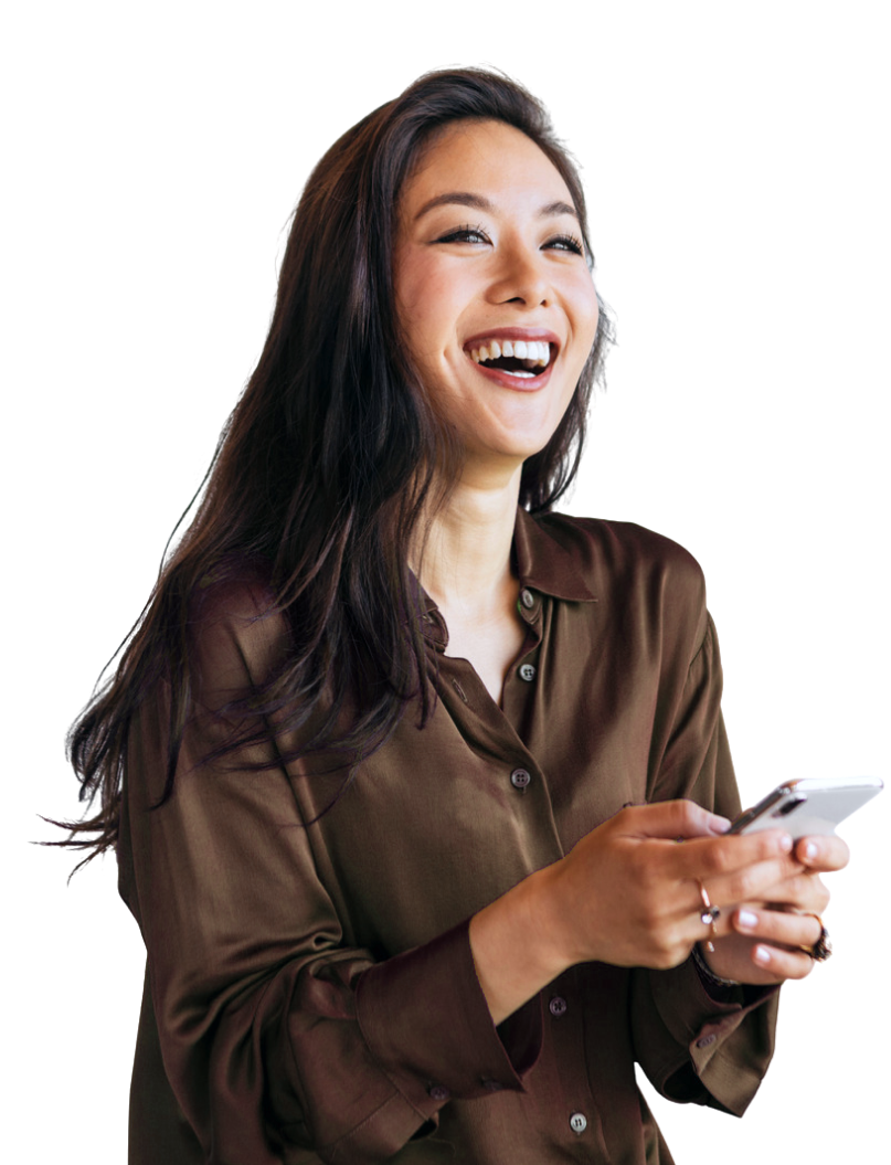 mulher sorrindo com um celular na mão